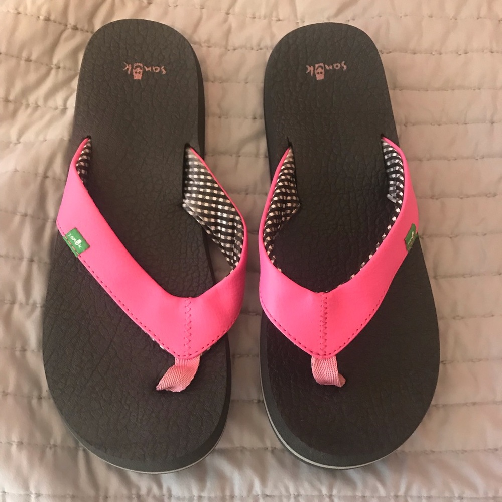Sanuk hot pink flip flops